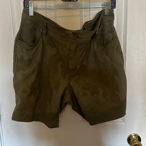 Prana Halle II 7” to sneak size 12 shorts Camo green